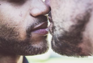 Para além das palavras, o beijo demonstra afeto entre o casal - Foto: Shutterstock