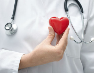 médico segurando um coração