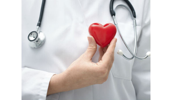 médico segurando um coração