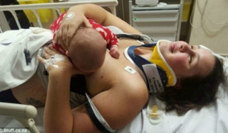 Mãe amamenta filha após acidente - Foto: Reprodução Facebook