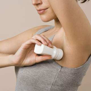 Desodorantes e antitranspirantes ajudam a amenizar a transpiração - foto: Getty Images