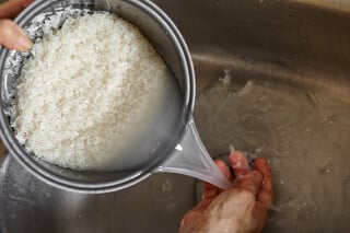 Pessoa lavando o arroz