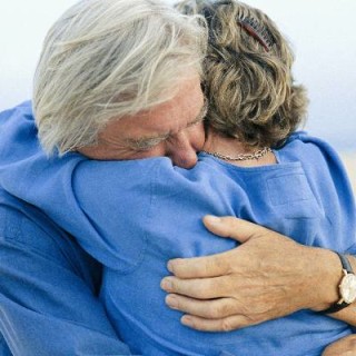 Casal de idosos se abraçando