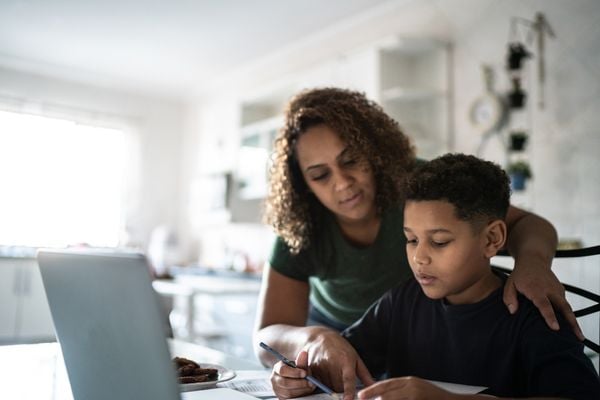 Mãe ajudando o filho na tarefa escolar