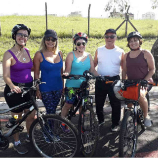 Joelma Marino (primeira à esquerda) e amigos durante pedaladas na cidade de Bauru - Foto: Acervo pessoal/Joelma Marino