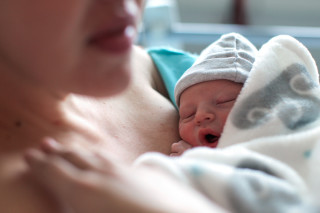 Grávidas podem passar anticorpos da COVID-19 aos bebês. Foto: Petri Oeschger | Getty Images