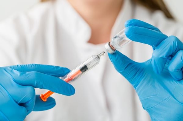 Close up médica preparando para aplicar vacina