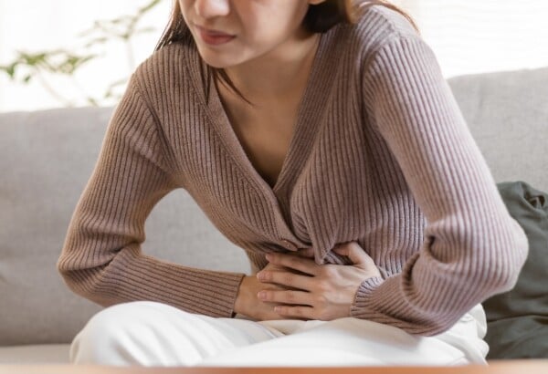 Dor abdominal é um dos sintomas da SQF - Foto: Shutterstock
