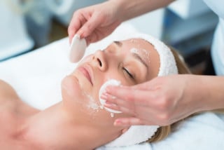 Peeling facial pede cuidados especiais após o procedimento