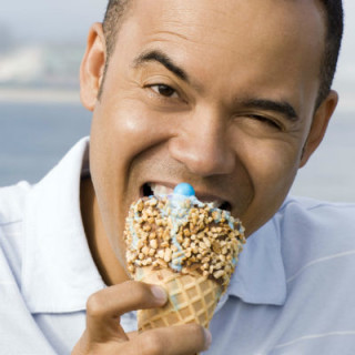 Homem comendo um belo sorvete de casquinha - Foto: Getty Images