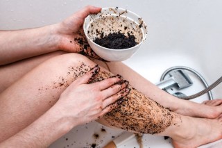 Esfoliação com café nas pernas - Foto: vovashevchuk/Getty Images