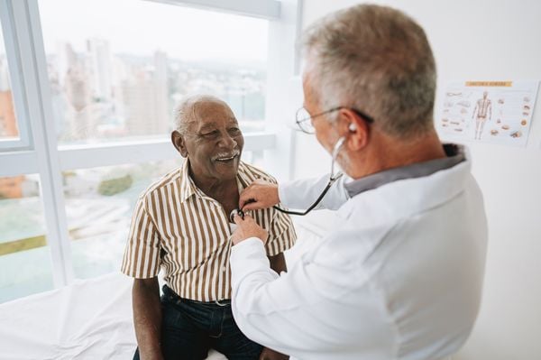 Senhor idoso em consulta médica