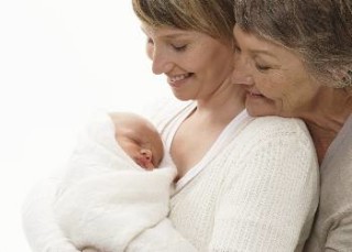 Mãe segurando bebê