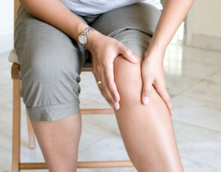 Meias compressoras podem ser indicadas para reduzir dores nas pernas