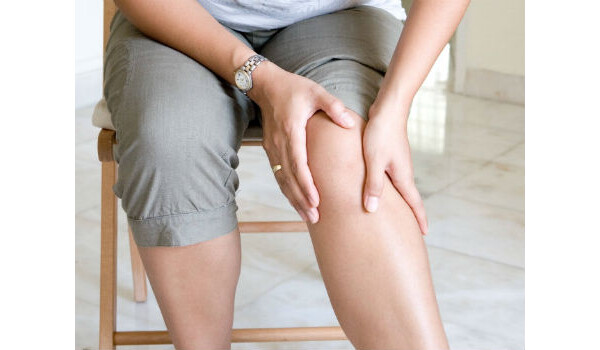 Meias compressoras podem ser indicadas para reduzir dores nas pernas