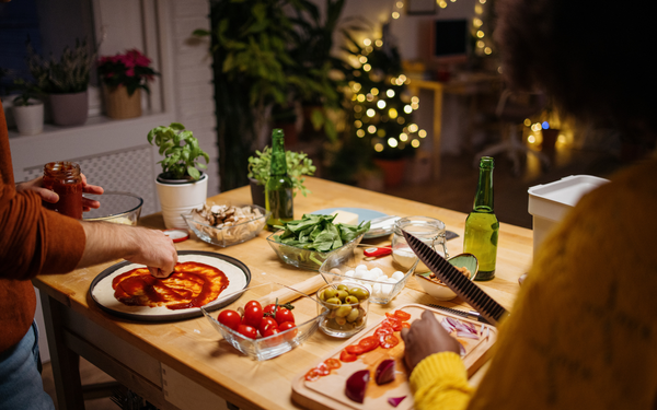 Família preparando ceia de natal