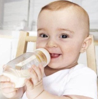 Bebê tomando leite