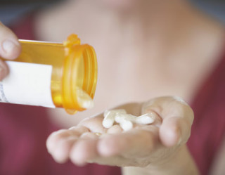 Mulher tomando suplementos