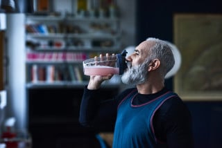 Homem após exercícios bebendo vitamina