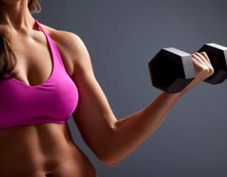 Oito exercícios de musculação que garantem seios mais firmes
