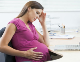 grávida no escritório com dor