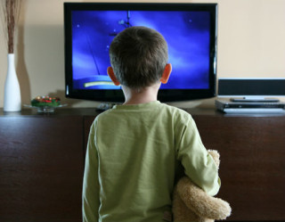criança assistindo televisão