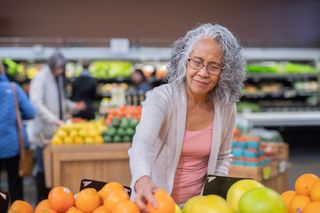 Mulher comprando frutas no mercado