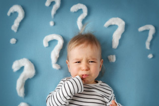 Bebê com o dedo na boca - Foto: Shutterstock