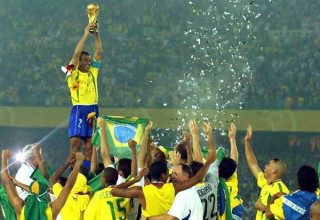 Ex-jogador da seleção brasileira, Cafu levanta taça da Copa do Mundo de 2002 - Foto: Reprodução/Facebook