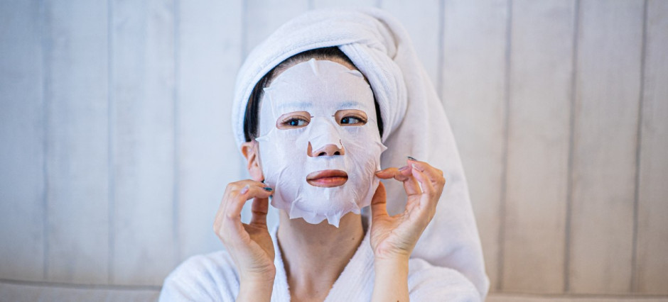 Mulher usando uma máscara facial no skincare