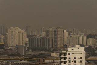 Ar poluído na cidade de São Paulo após queimadas