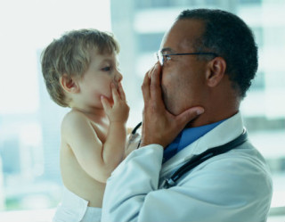 pediatra com um bebê no colo