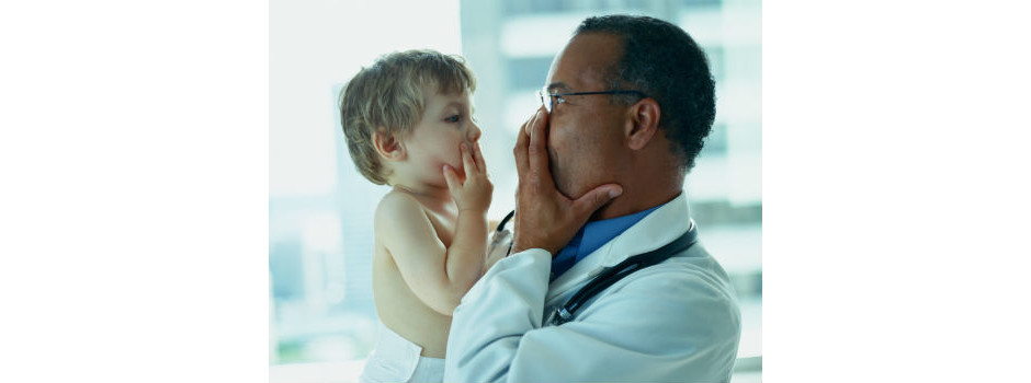 pediatra com um bebê no colo