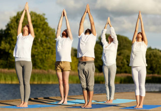 Posições do yoga: Urdhva Hastasana - Foto: Shutterstock