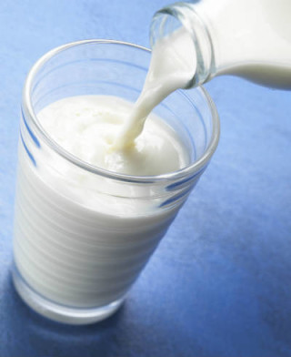 O leite possui boas quantidades de vitamina B12 - Foto: Getty Images