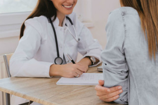Paciente e médica em consulta - Foto: Shutterstock