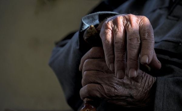 Mãos de pessoa idosa