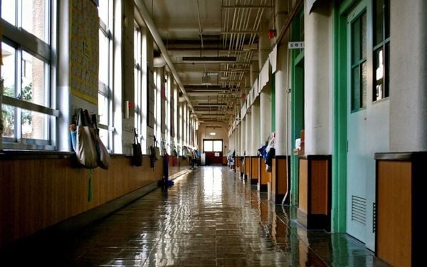 corredor de uma escola vazio