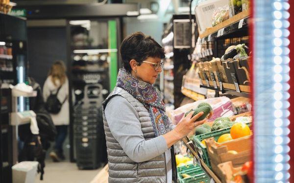 mulher escolhendo alimentos no mercado