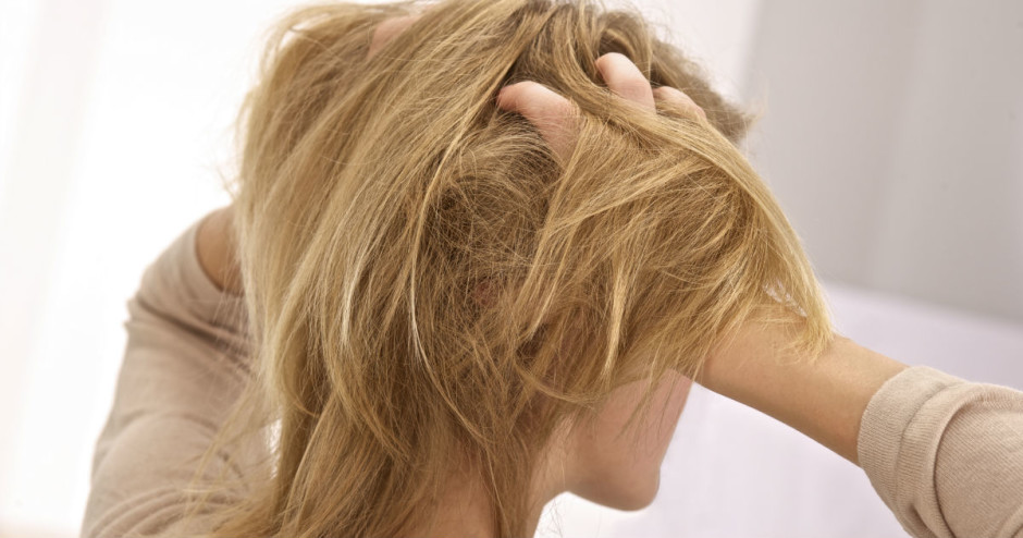 Dor no couro cabeludo (tricodinia): causas e tratamentos
