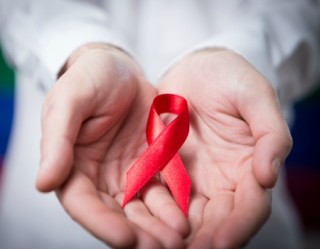 Laço símbolo da luta contra o HIV/aids