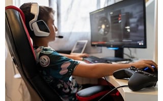Menino jogando videogame - foto: Getty Images
