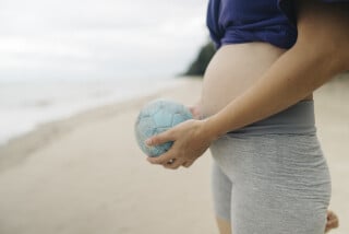 Mulher grávida na praia