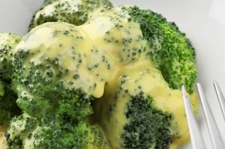 Brócolis com molho de grão-de-bico- Foto: Shutterstock