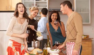 Encontro de amigos na cozinha - Getty Images