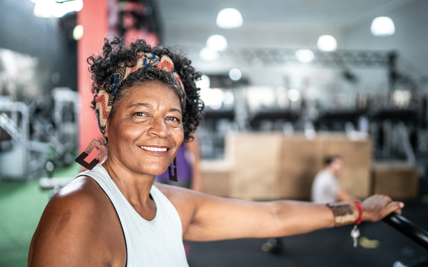 Mulher de meia-idade se exercitando em academia