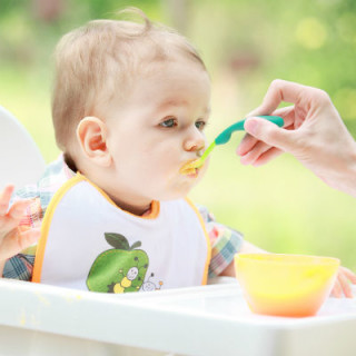Bebê comendo papinha - Foto: Getty Images