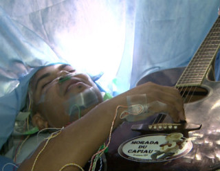 Músico canta e toca violão durante cirurgia cerebral 