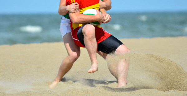 Beach rugby tem regras diferentes e exige condicionamento físico