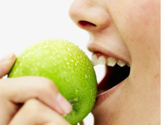 mulher comendo maçã verde